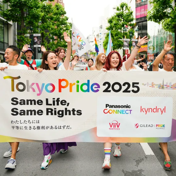 横断幕を掲げながらパレードするパレードの参加者たち