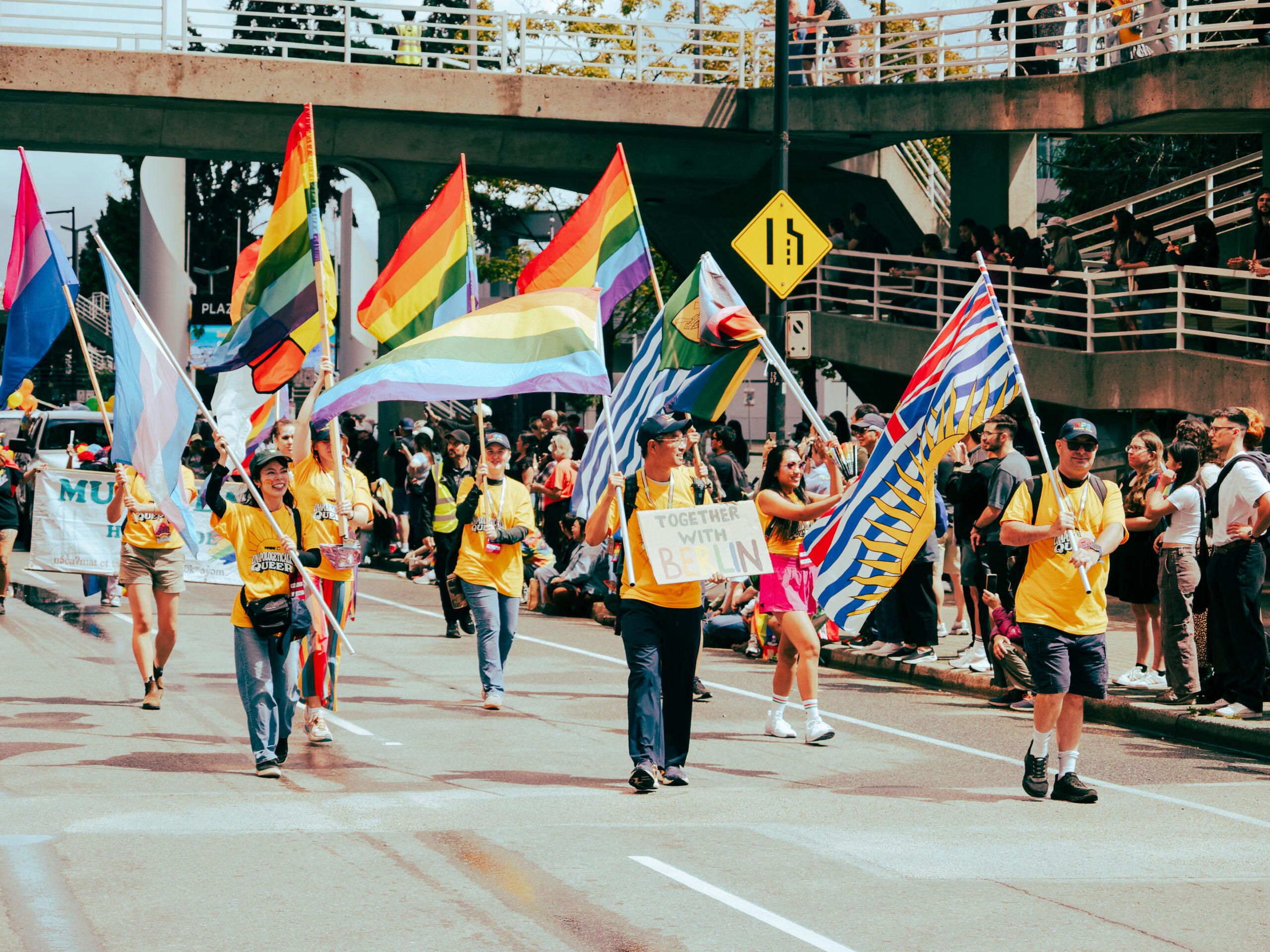 バンクーバープライド主催団体 Vancouver Pride Societyがパレードを歩く様子